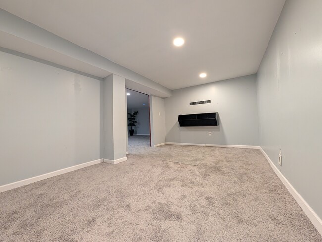 Building Photo - 3670 Tremont Dr