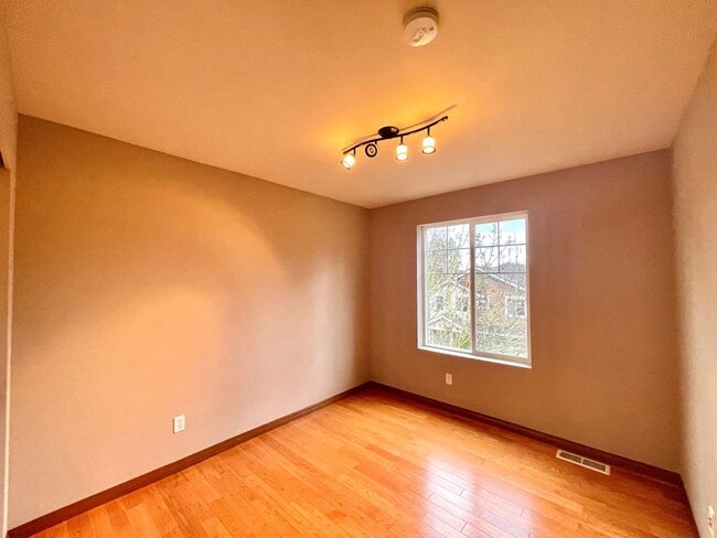 Building Photo - Spacious 4BR Home with A/C Near Alderwood Mall