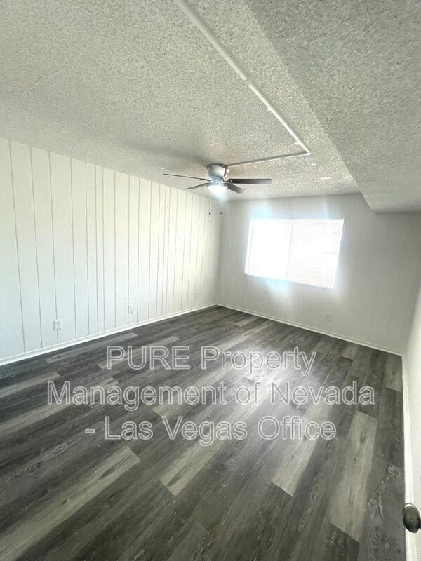 Building Photo - 1405 E Vegas Valley Dr