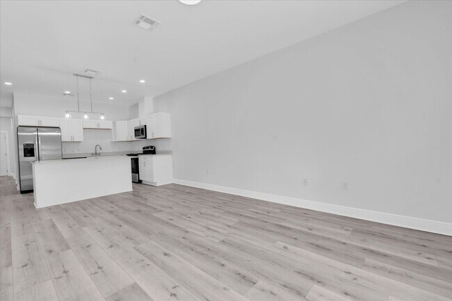 Building Photo - 705 S Orange Ave
