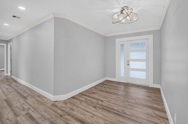 Building Photo - 787 Havana Dr