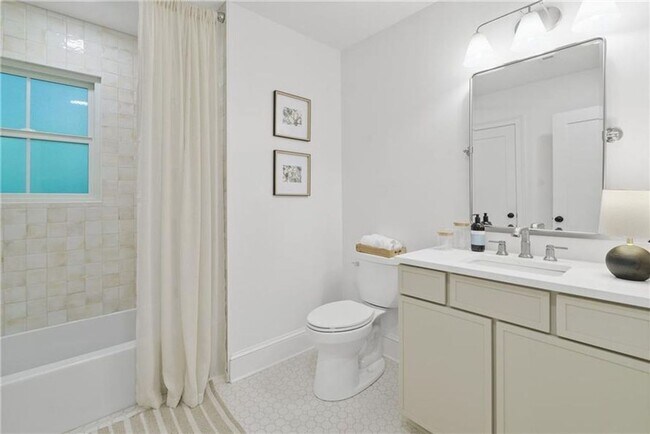 Building Photo - Designer Living with Charm in North Buckhead