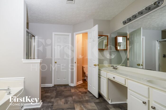 Building Photo - 745 Somerset Vale Dr
