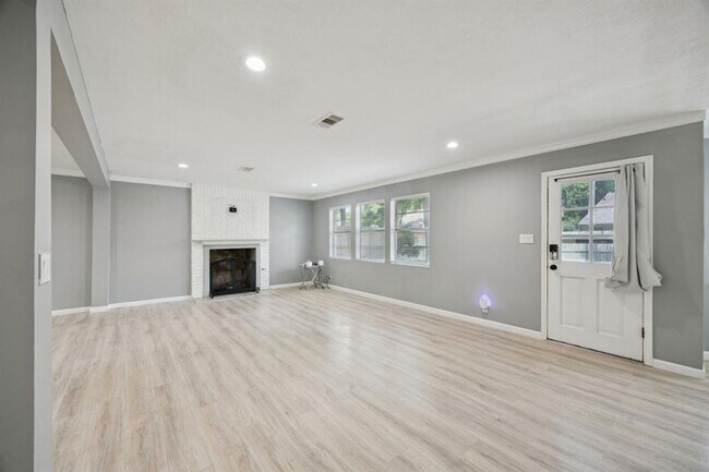 Building Photo - 553 Cane River Ln