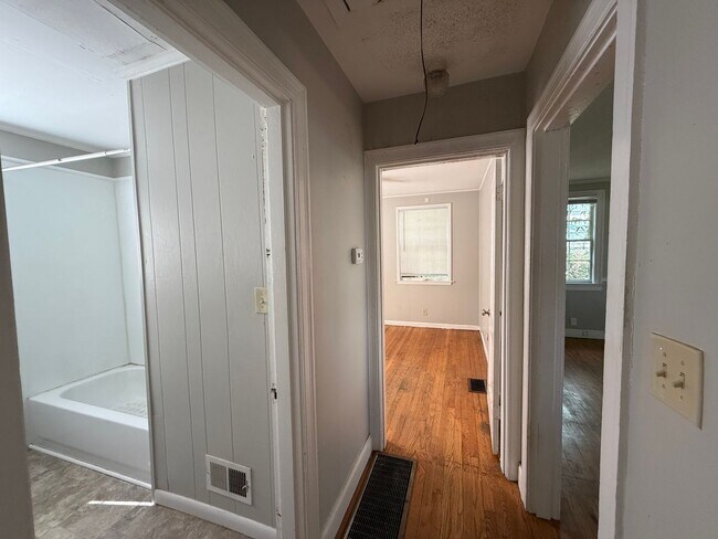 Building Photo - Pet-Friendly 2-Bedroom Home with Fenced Yard and Parking in Nashville, TN