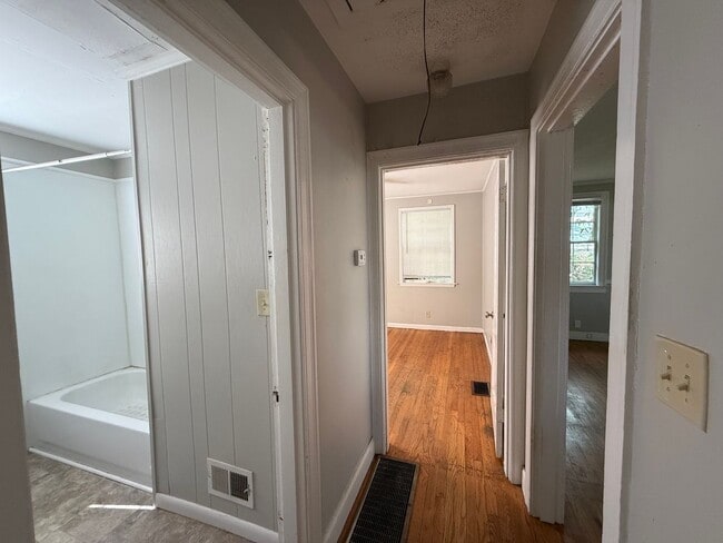 Building Photo - Pet-Friendly 3-Bedroom Home with Fenced Ya...
