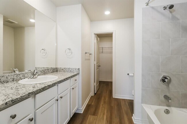 Building Photo - 200 Cres Park Dr