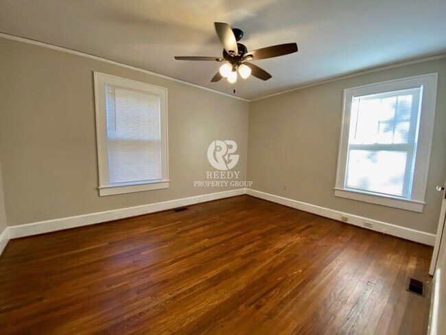 Building Photo - Spacious 3 bedroom and 1 bath home with FE...