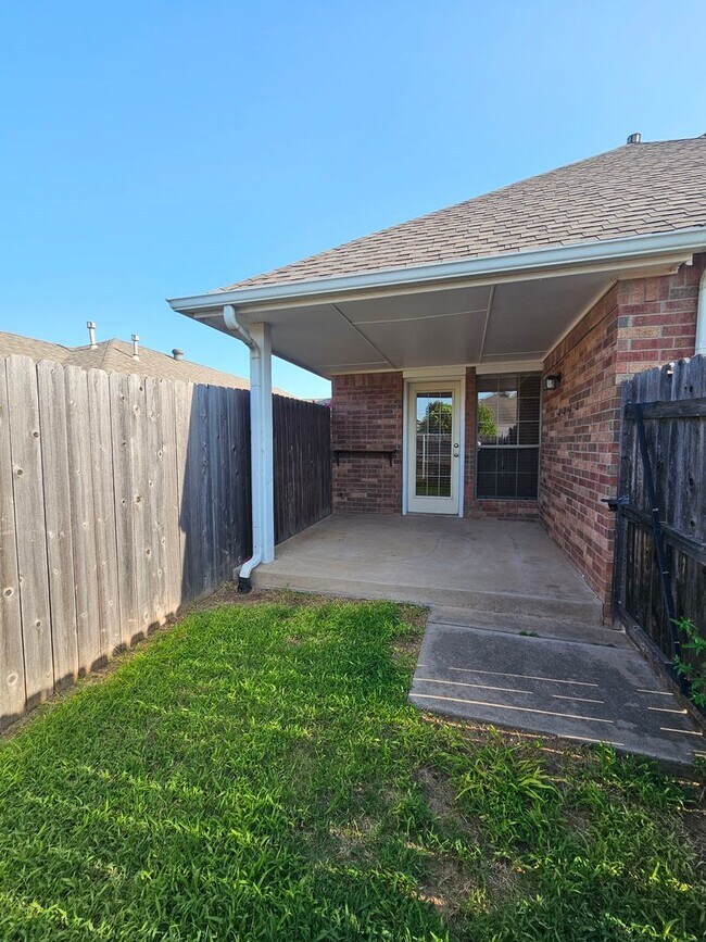 Building Photo - (4) Bed/(3) Bath in Moore with Storm Shelter! Avail NOW!!