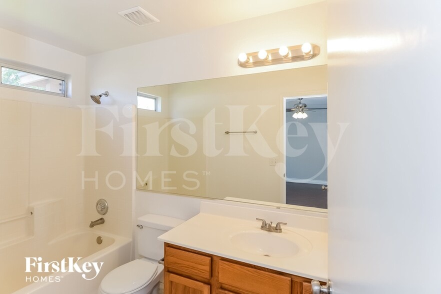 Building Photo - 8518 E Clovis Ave