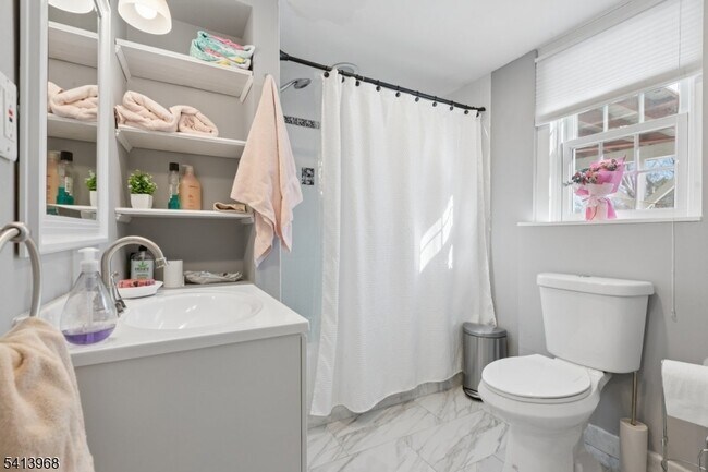 Building Photo - 11 Lewis Ln