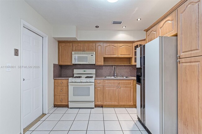 Building Photo - 1028 W 30th St