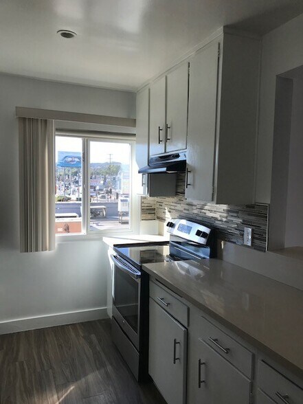 Interior Photo - TARZANA 6170