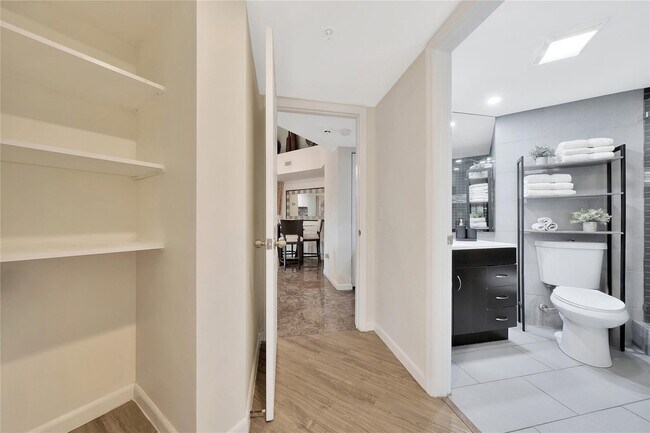 Building Photo - 2005 SE 10th Ave