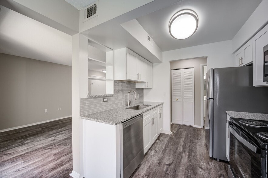 Building Photo - Lakeside Crossing at Eagle Creek Apartments and Townhomes