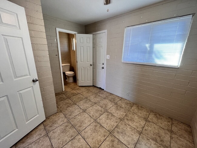 Building Photo - Move In Ready - This cozy home has all til...