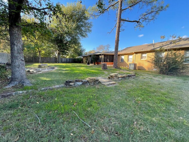 Building Photo - 1004 Cottonwood St