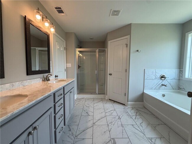 Building Photo - 231 Creek Ridge Dr