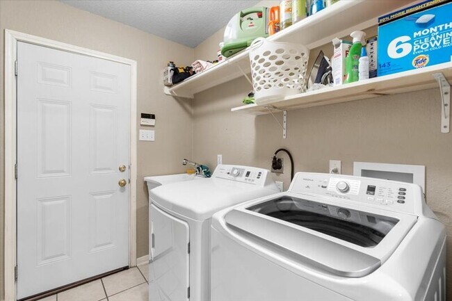 Building Photo - 920 Savanna Ln