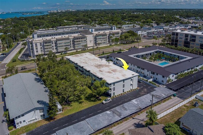 Building Photo - 2944 W Bay Dr