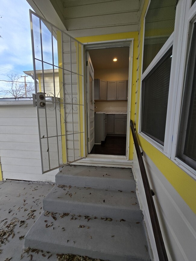 Building Photo - 809 Elmwood Dr