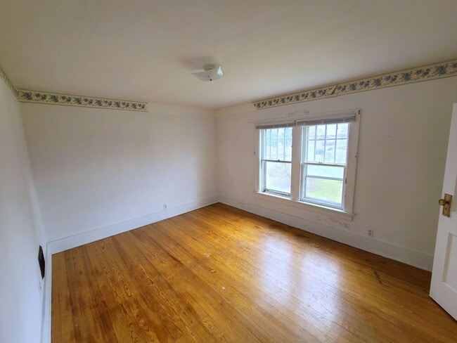 Building Photo - Nice 3-Bedroom, 1-1/2 Bathroom on Goshen's...