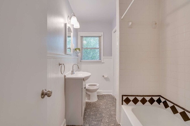 Building Photo - Spacious 3-Bed Ranch Living in Hillsborough