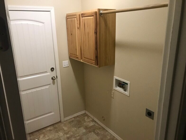 Utility Room - 16089 Sunnyfield