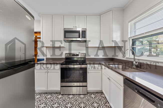 Building Photo - 653 Harding St