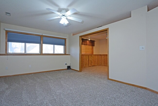 Building Photo - AVAILABLE NOW! Spacious 2 Bed, 2 Bath Town...