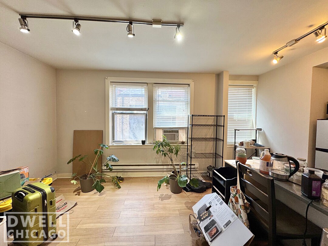 Building Photo - 503 W Belmont Ave