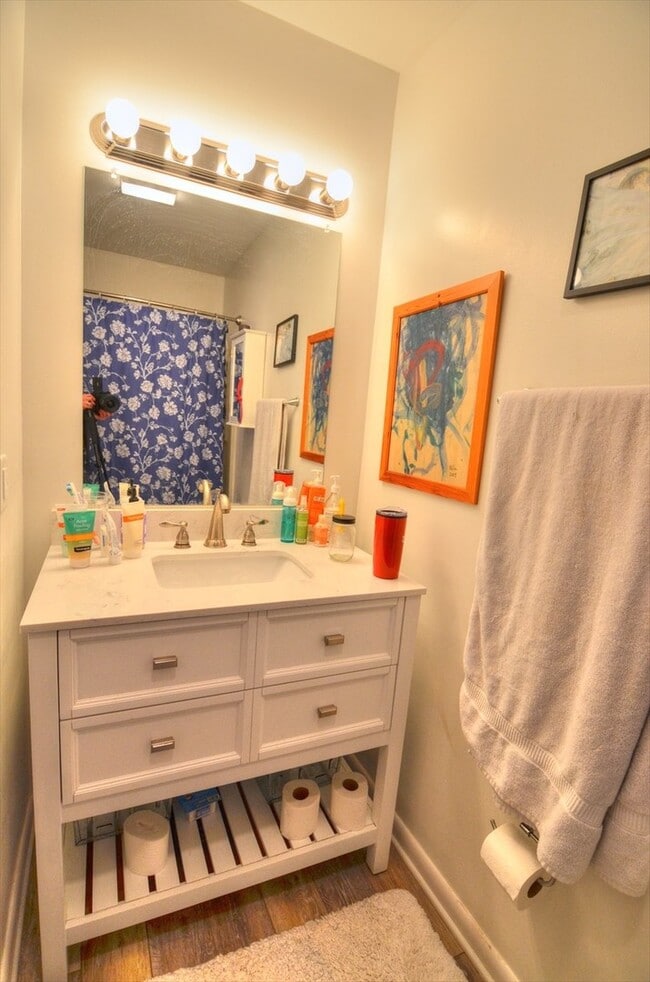 Building Photo - Rare End-Unit Townhome in Carrboro with Beautiful Updates! Available Early July!