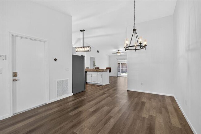 Building Photo - 5058 Canal Cir E