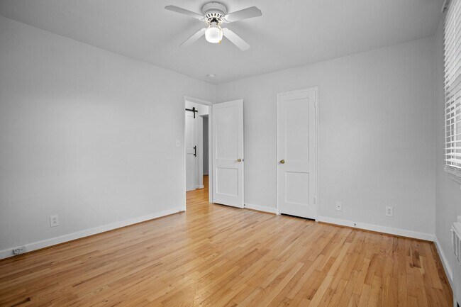 Building Photo - Renovated 2BR/1BA Condo close to shopping and the hospital