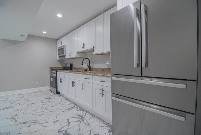 Building Photo - 2 bedroom in Chicago IL 60651
