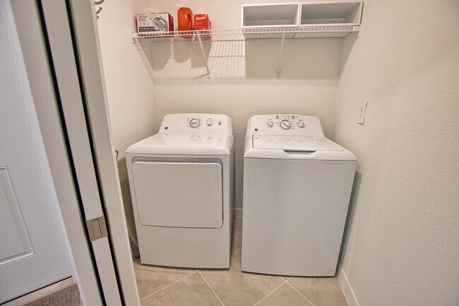 Building Photo - Seasonal Short-Term 3 Bedroom 2 Bathroom First Floor Condo located in Wellen Golf & Country Club!