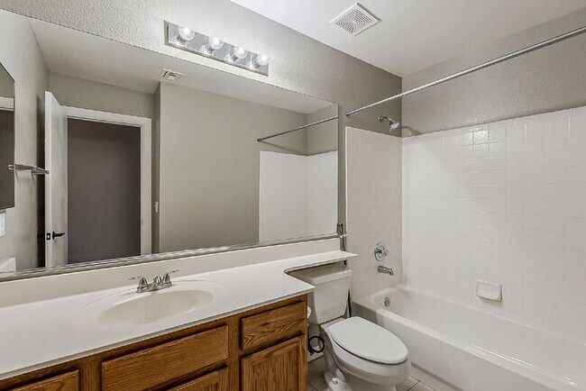 Building Photo - 841 N Hillridge