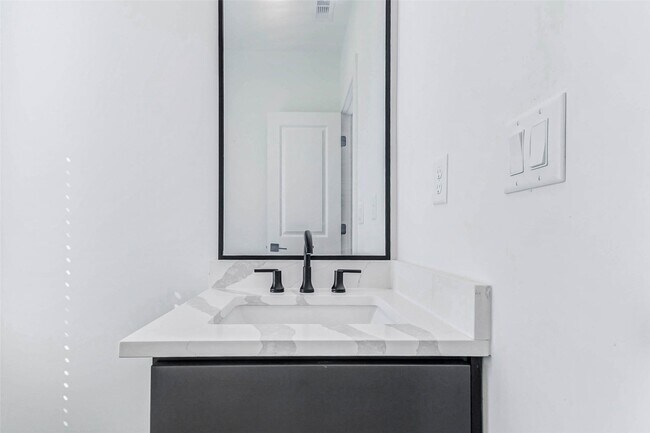 Building Photo - 334 Eastwood St