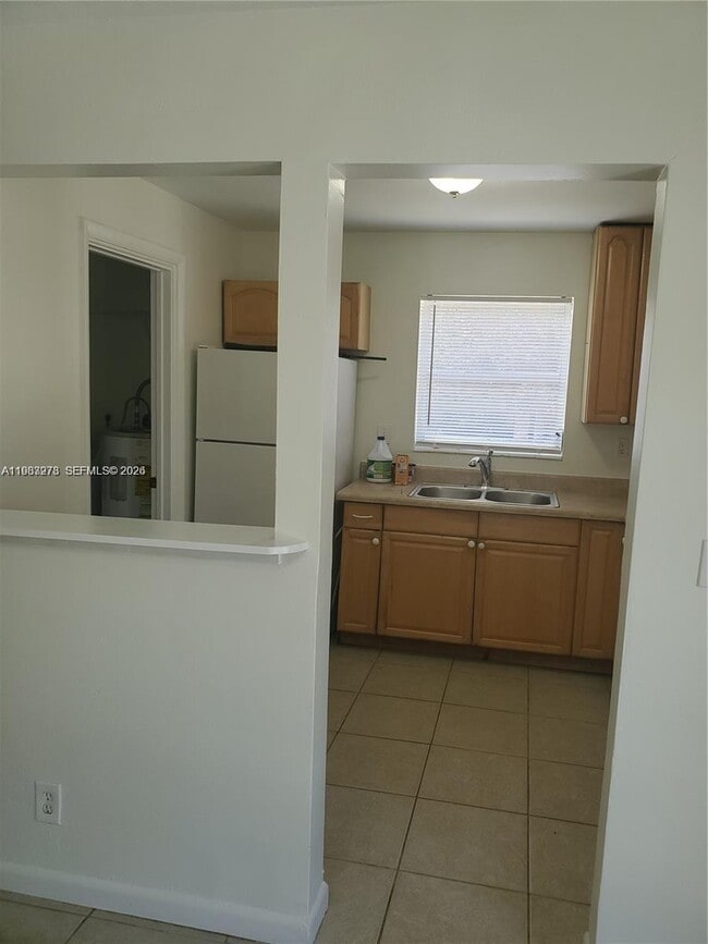 Building Photo - 831 SW 14th Ct