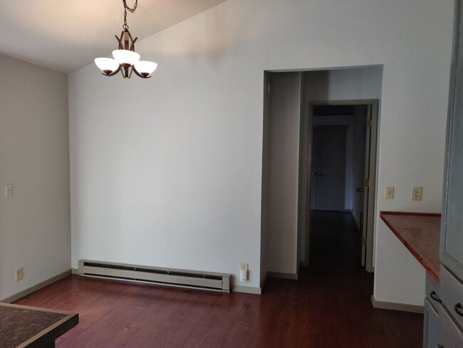 Building Photo - NW Bend 3x2 single-story hidden gem with huge fenced yard!