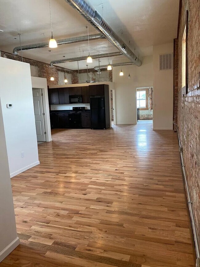 Building Photo - 114 E Harrison St