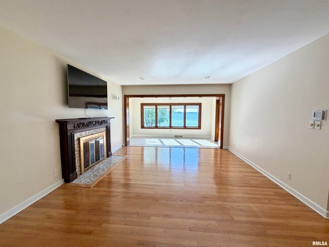 Building Photo - 136 E Hazel Dell Ln