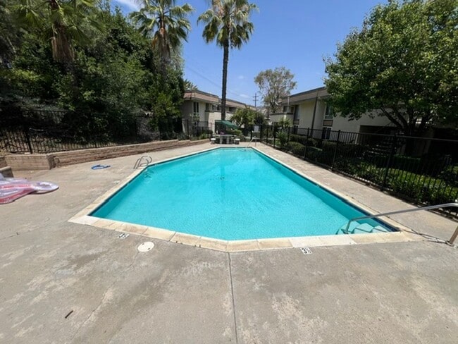 Building Photo - 3 BD 1 Full Bath Remodeled Upstairs Condo