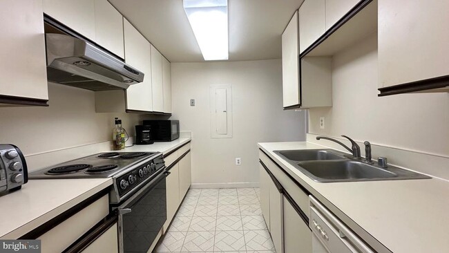 Building Photo - 1530 Key Blvd