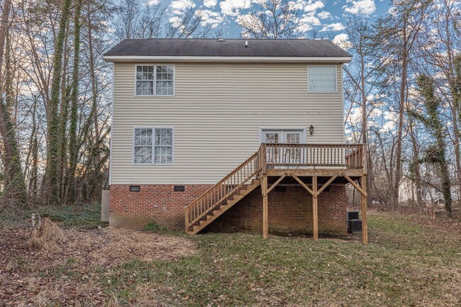 Building Photo - NW Two Story Home, New Flooring, Just Pain...