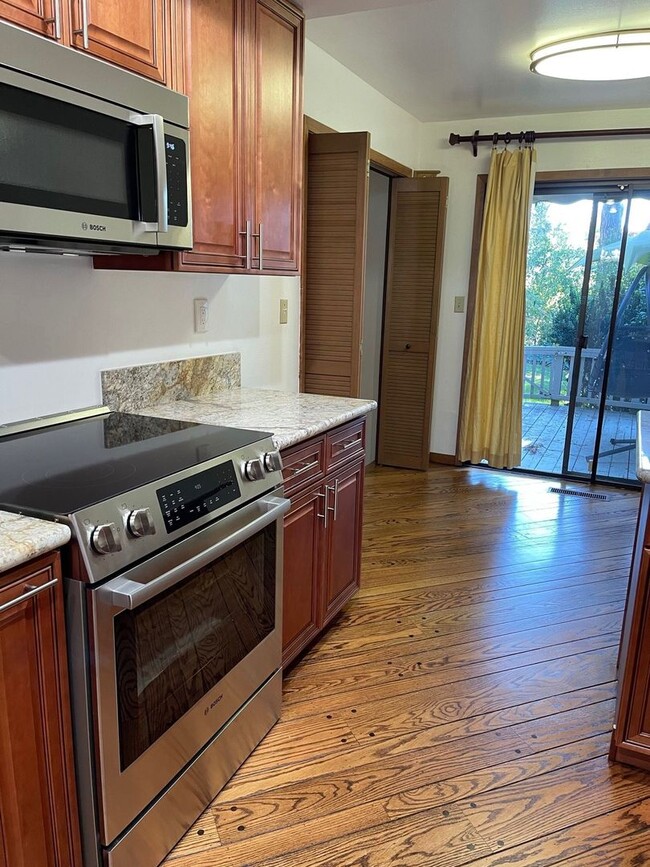 Building Photo - Close To Stanford University  3BR/2+1BA - Menlo Park