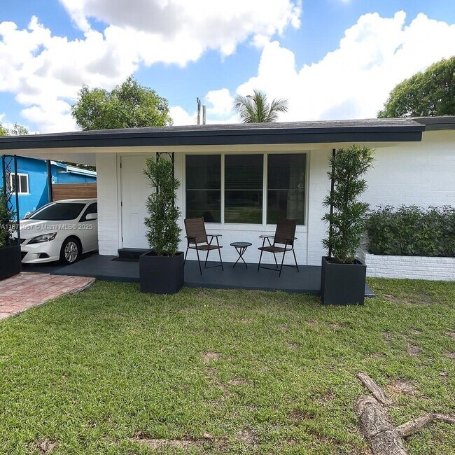 Building Photo - 2321 Island Dr