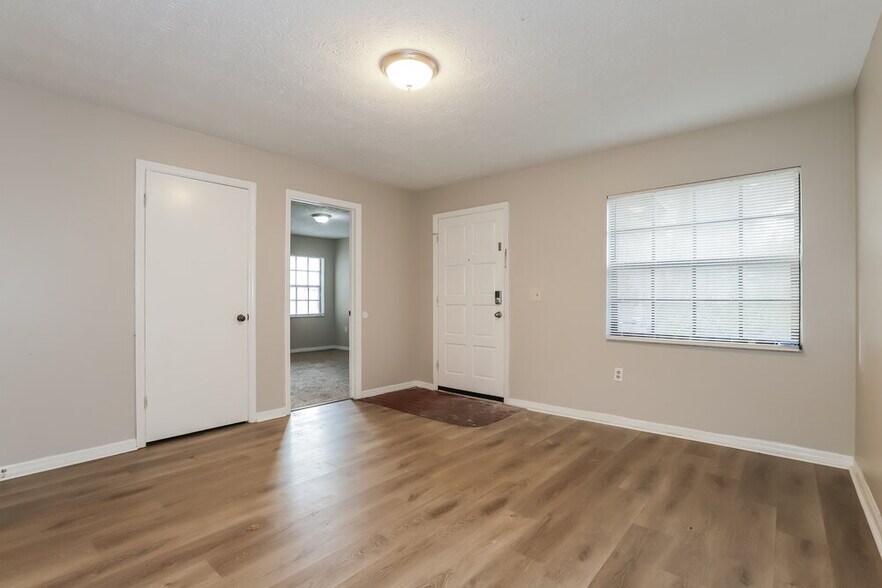 Building Photo - 717 Ponderosa Dr E