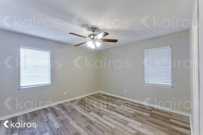 Building Photo - 914 W Pleasant Run Rd