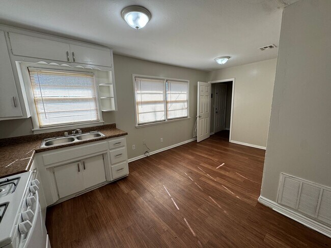 Building Photo - Spacious 3-Bedroom, 1-Bath Home with Garag...